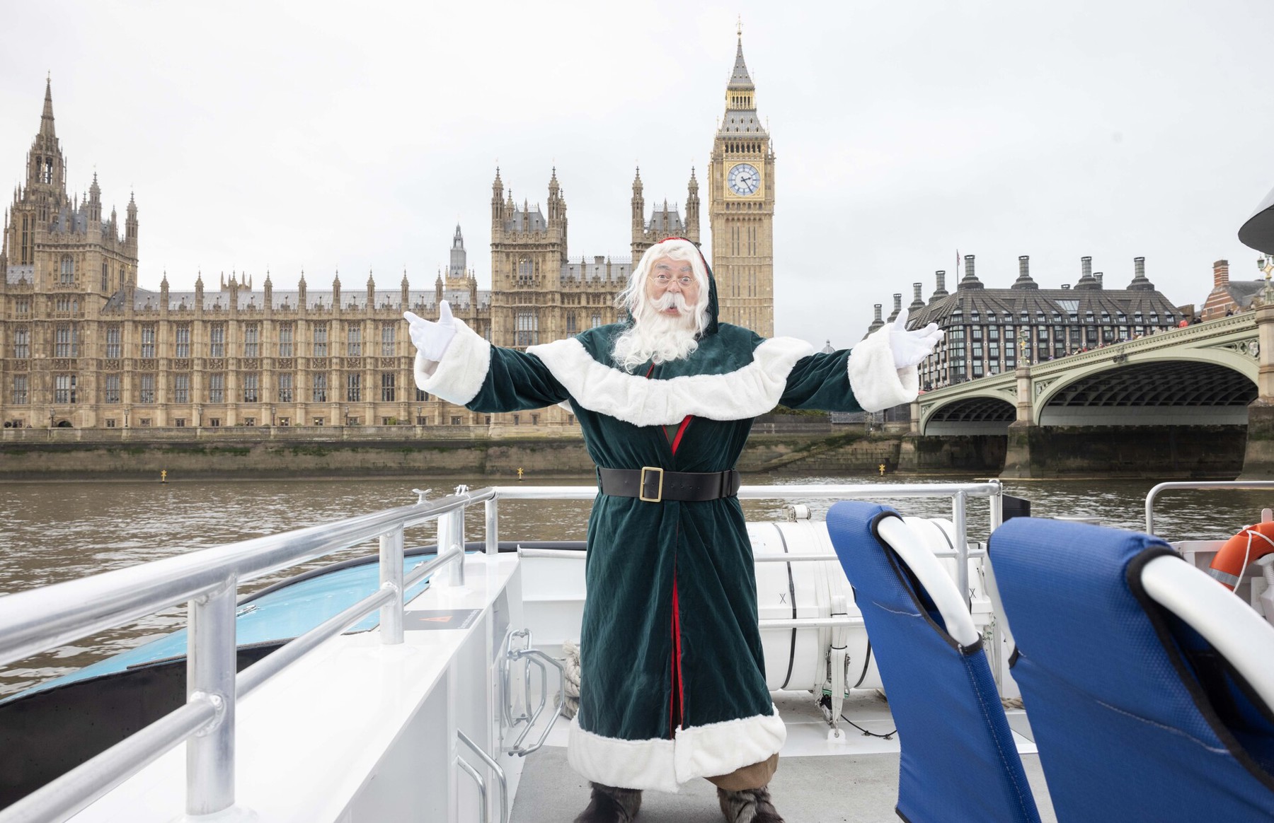 Uberboatsantashootedit 14